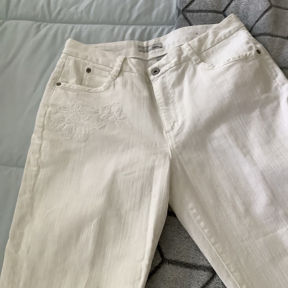 Chicos white jean capris Premium brand size one in excellent condition 5… - Picture 9 of 16